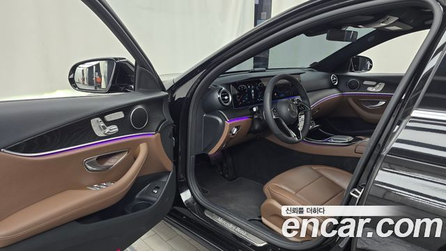 Mercedes-Benz E-Class 2023 — photo 13
