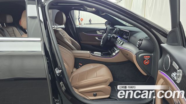 Mercedes-Benz E-Class 2023 — photo 17