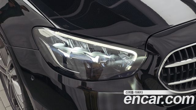Mercedes-Benz E-Class 2023 — photo 8
