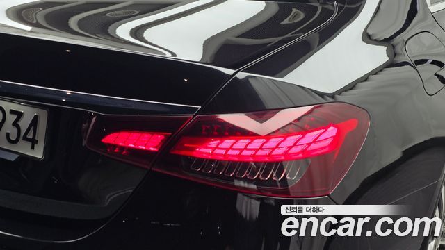 Mercedes-Benz E-Class 2023 — photo 9
