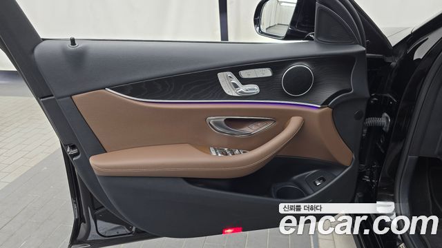 Mercedes-Benz E-Class 2023 — photo 14