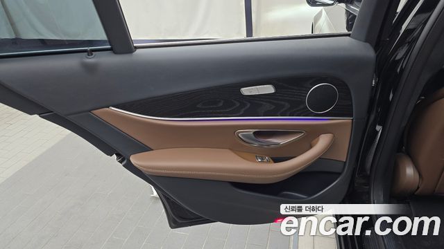 Mercedes-Benz E-Class 2023 — photo 15
