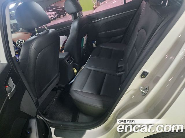 Hyundai AVANTE 2016 — photo 12