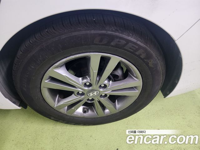 Hyundai AVANTE 2016 — photo 19