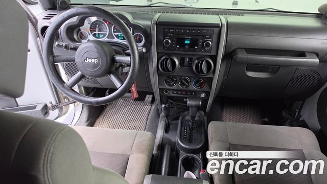 Jeep Wrangler 2010 — photo 10