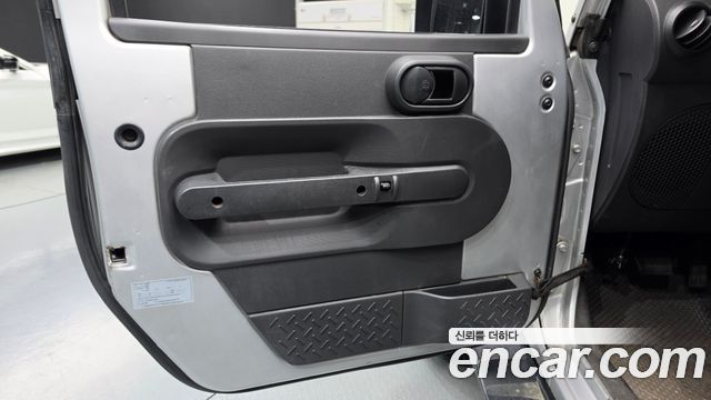 Jeep Wrangler 2010 — photo 14