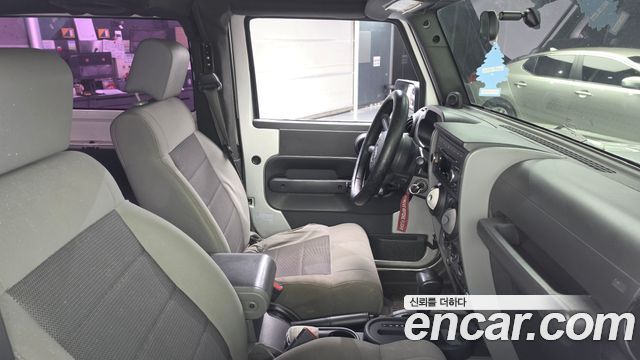Jeep Wrangler 2010 — photo 16