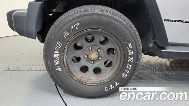Jeep Wrangler 2010 — photo 30