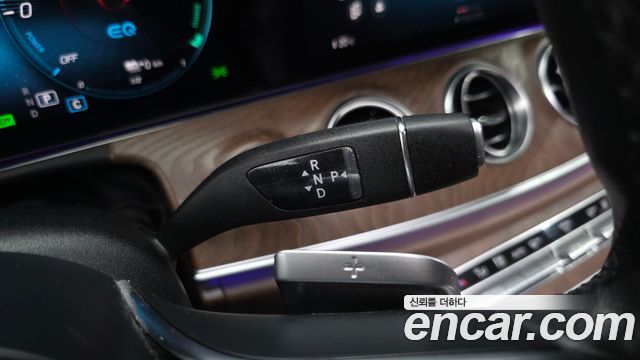 Mercedes-Benz E-Class 2023 — photo 12