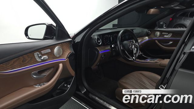 Mercedes-Benz E-Class 2023 — photo 13