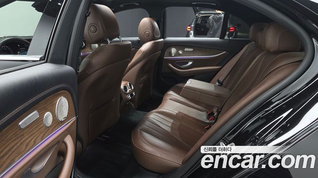 Mercedes-Benz E-Class 2023 — photo 17