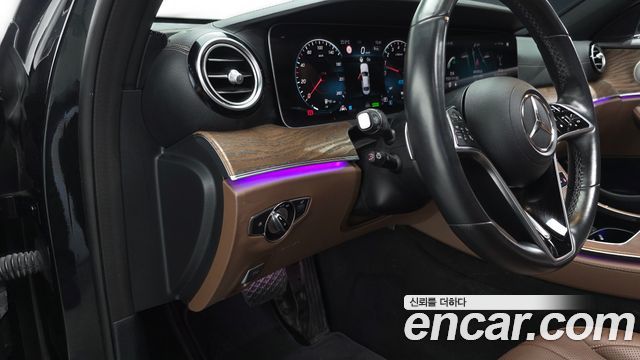 Mercedes-Benz E-Class 2023 — photo 19