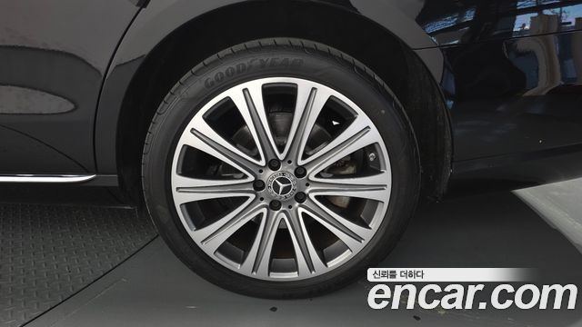 Mercedes-Benz E-Class 2023 — photo 7