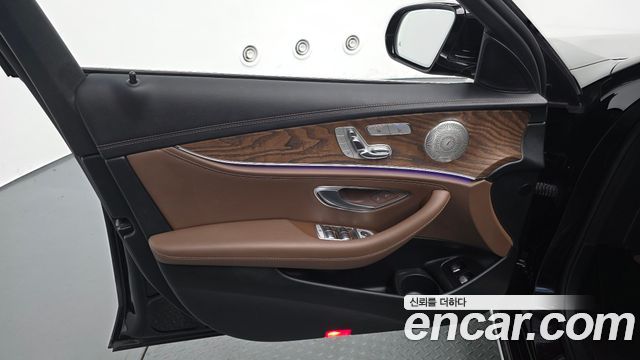 Mercedes-Benz E-Class 2023 — photo 14