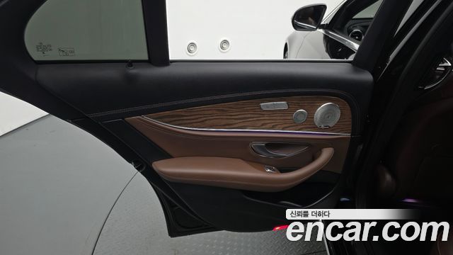 Mercedes-Benz E-Class 2023 — photo 15
