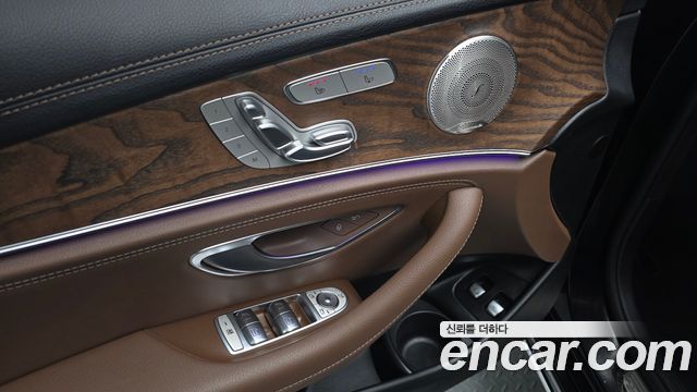 Mercedes-Benz E-Class 2023 — photo 27