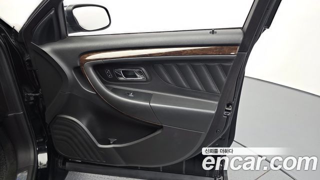 Ford Taurus 2016 — photo 14