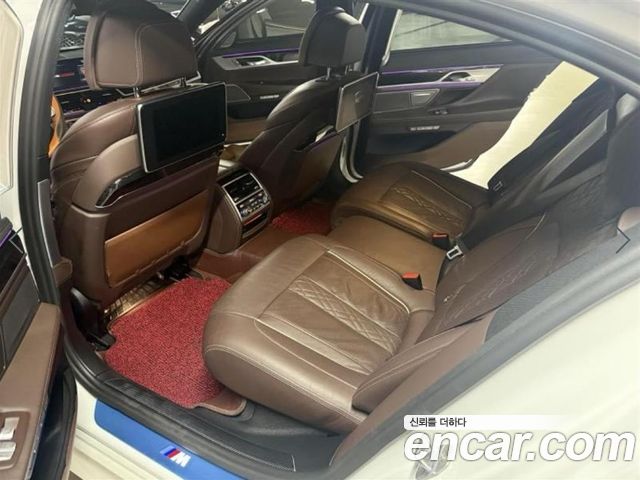 BMW 7-Series 2018 — photo 11