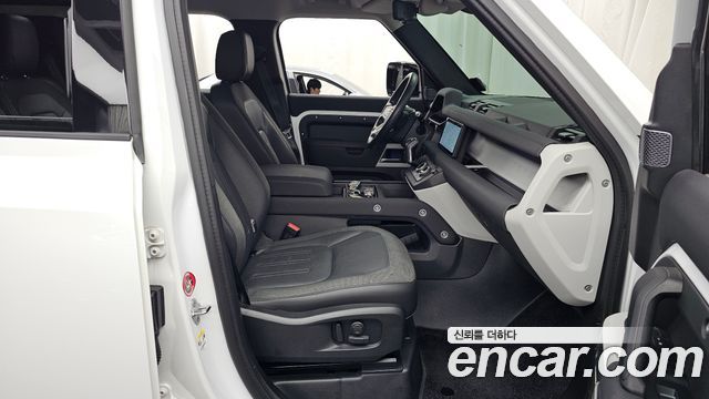 Land Rover Defender 2020 — photo 17