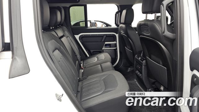 Land Rover Defender 2020 — photo 18