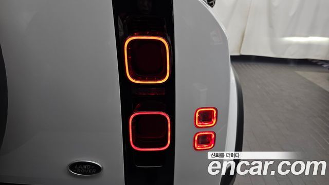 Land Rover Defender 2020 — photo 9