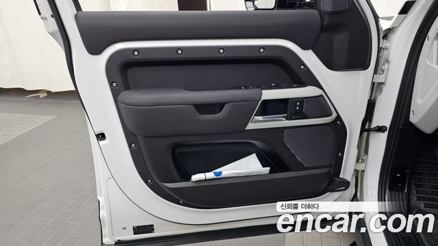 Land Rover Defender 2020 — photo 14