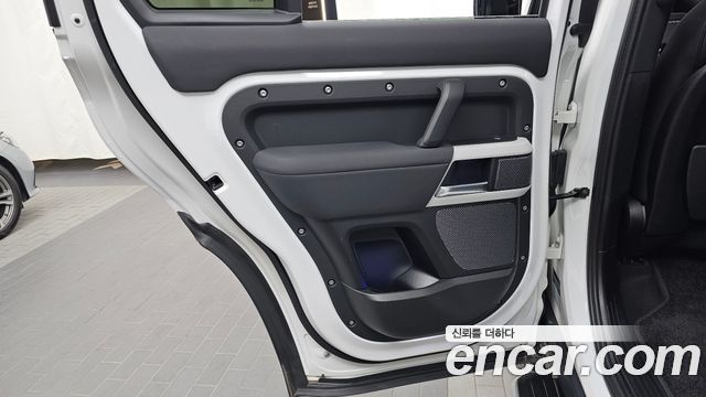 Land Rover Defender 2020 — photo 15