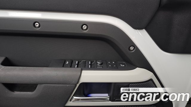Land Rover Defender 2020 — photo 29