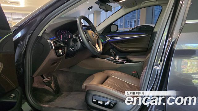 BMW 5-Series 2019 — photo 10