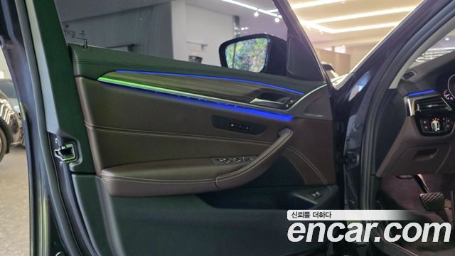 BMW 5-Series 2019 — photo 11