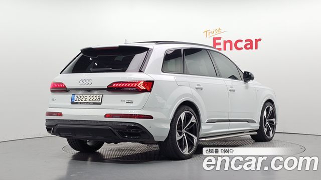 Audi Q7 2022 — photo 2