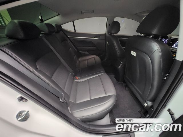 Hyundai AVANTE 2018 — photo 11