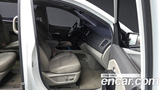 Kia Canival 2016 — photo 11