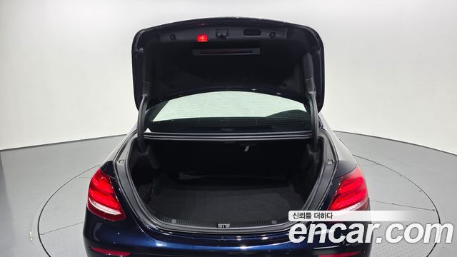Mercedes-Benz E-Class 2019 — photo 26