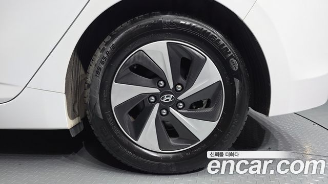 Hyundai Ioniq 2016 — photo 7