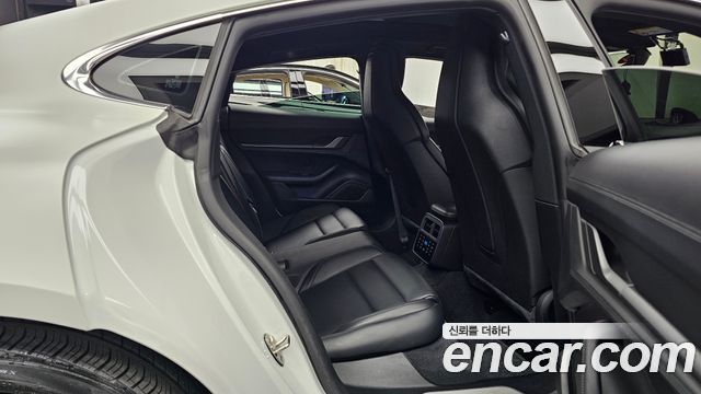 Porsche Taycan 2021 — photo 17