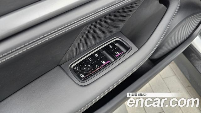 Porsche Taycan 2021 — photo 35