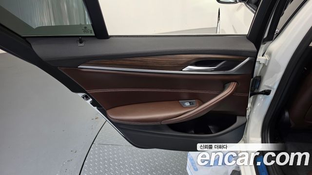 BMW 5-Series 2020 — photo 15