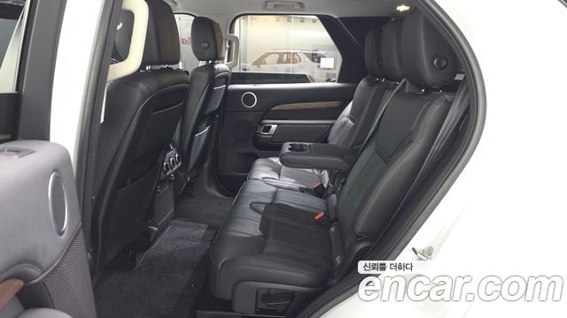 Land Rover Discovery 2018 — photo 17