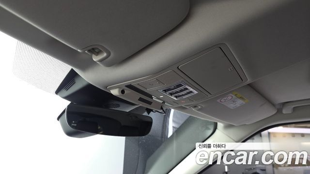 Land Rover Discovery 2018 — photo 24