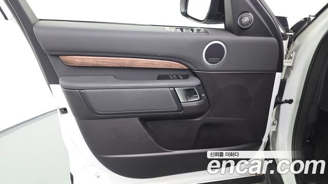 Land Rover Discovery 2018 — photo 14