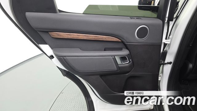 Land Rover Discovery 2018 — photo 15