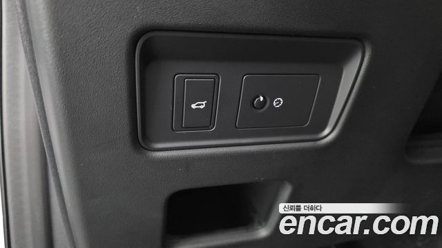 Land Rover Discovery 2018 — photo 30