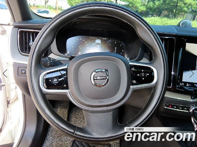 Volvo XC60 2019 — photo 8