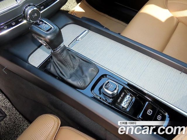 Volvo XC60 2019 — photo 11