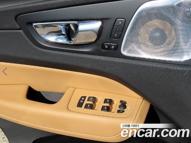 Volvo XC60 2019 — photo 12
