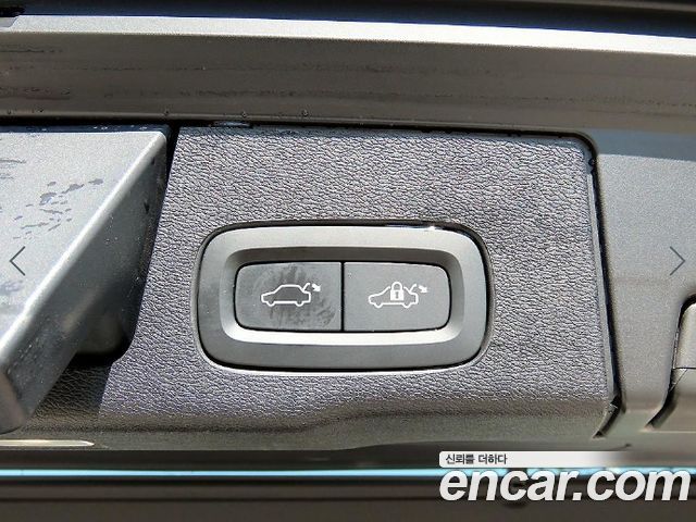 Volvo XC60 2019 — photo 16