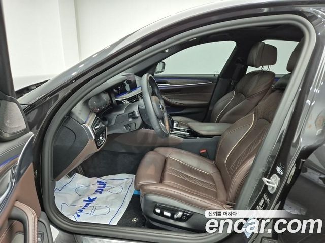 BMW 5-Series 2020 — photo 11