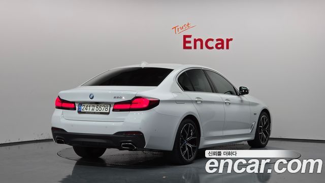 BMW 5-Series 2022 — photo 2