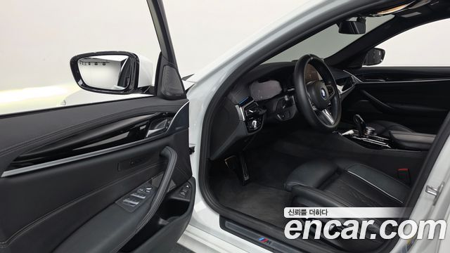 BMW 5-Series 2022 — photo 13